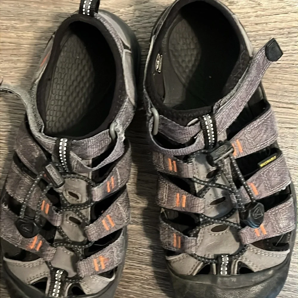 Keen Sandals Unisex Black and Grey Close Toe Sandals Shoes Sz 4